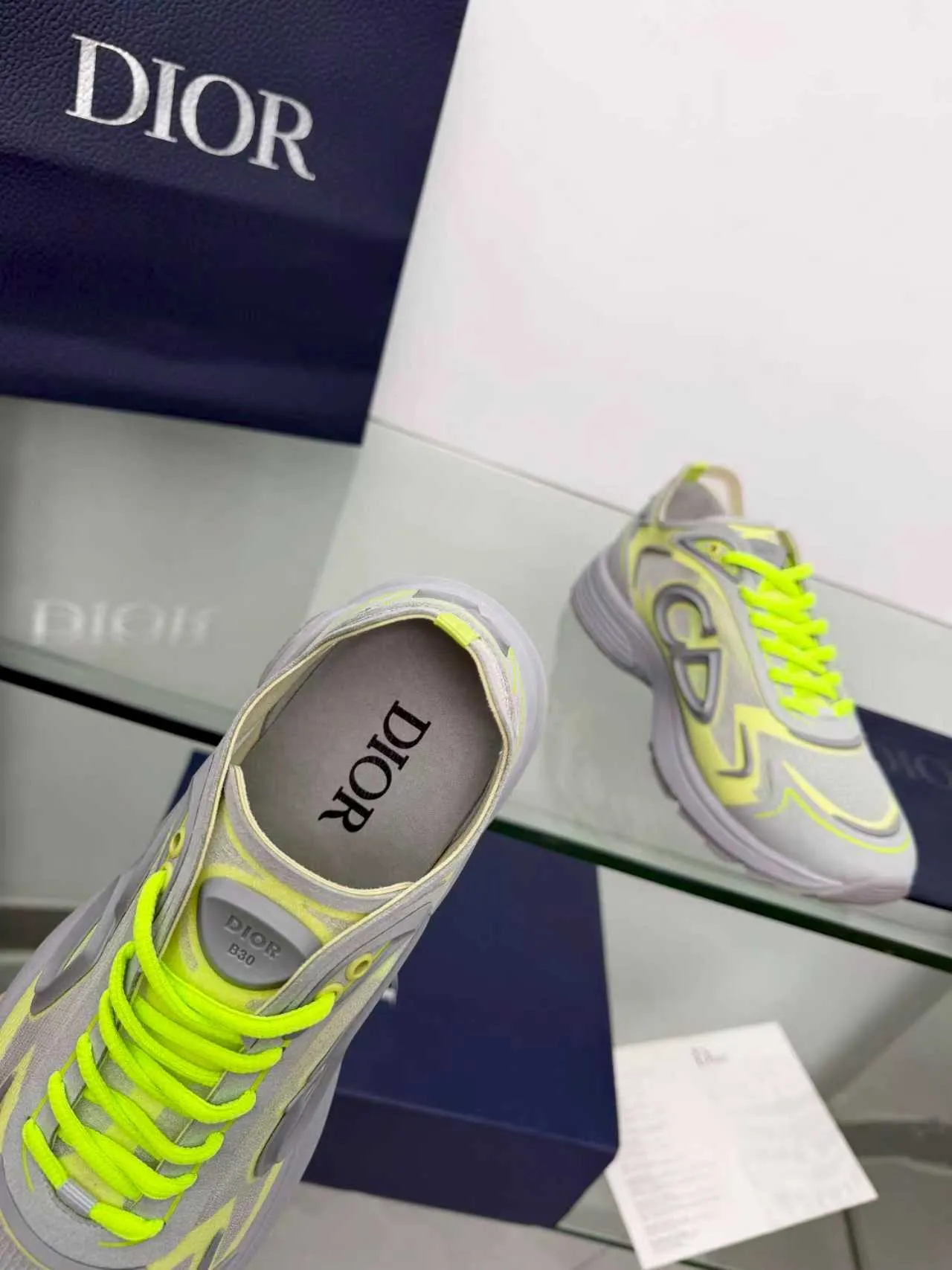Men's men's shoes P560! DIOR#B30 COUNTDOWN TECH shoes 1. Inspired by lighter running shoes this season 2. Made of multi-layer transparent nylon upper, full of futuristic feel 3. CD30 rubber logo on the tongue/heel to highlight the brand style 4. Equipped with ultra-light foam midsole for the ultimate comfortable wearing experience 5. The entire series uses WELDED (seamless bonding) technology to ensure durability and lightness 6. Full-size dopamine color matching, perfect choice for couples shoes😜